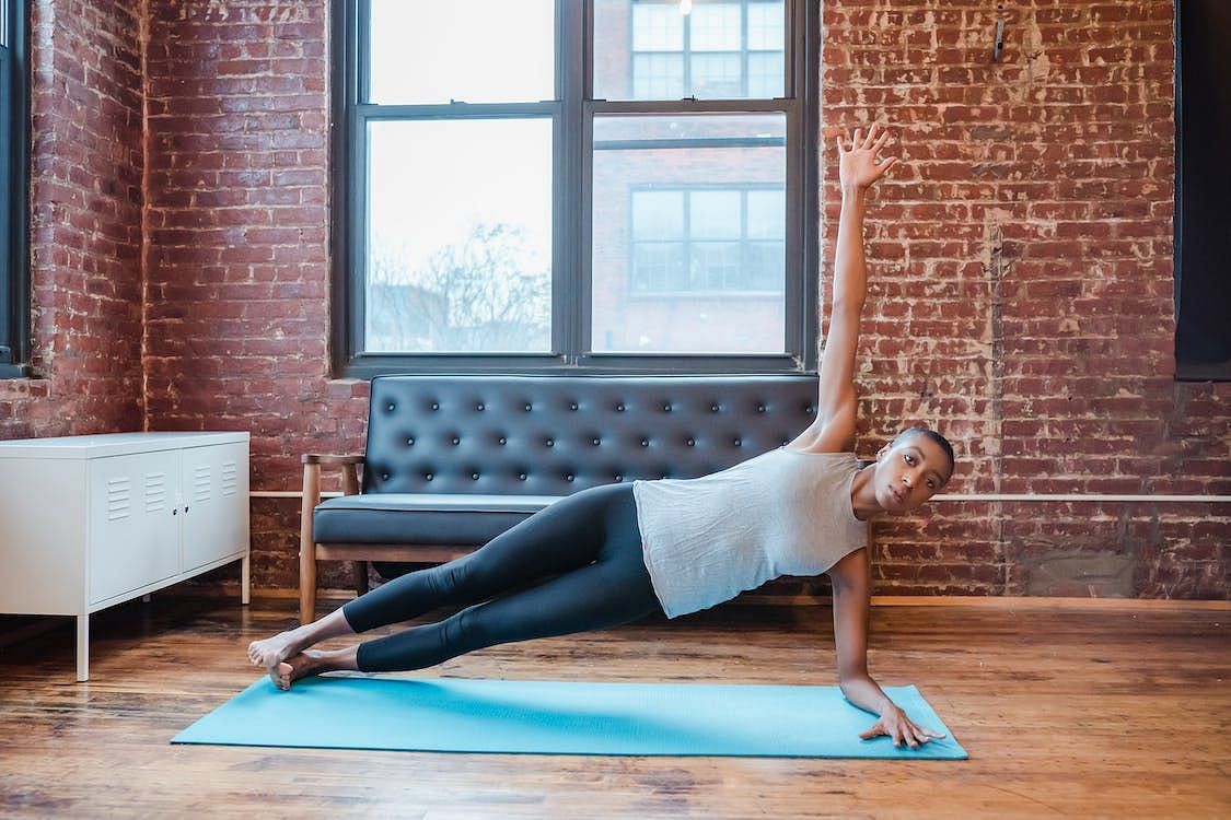 Side planks are a great way to exercise the obliques. (Image via Pexels/Klaus Nielson)